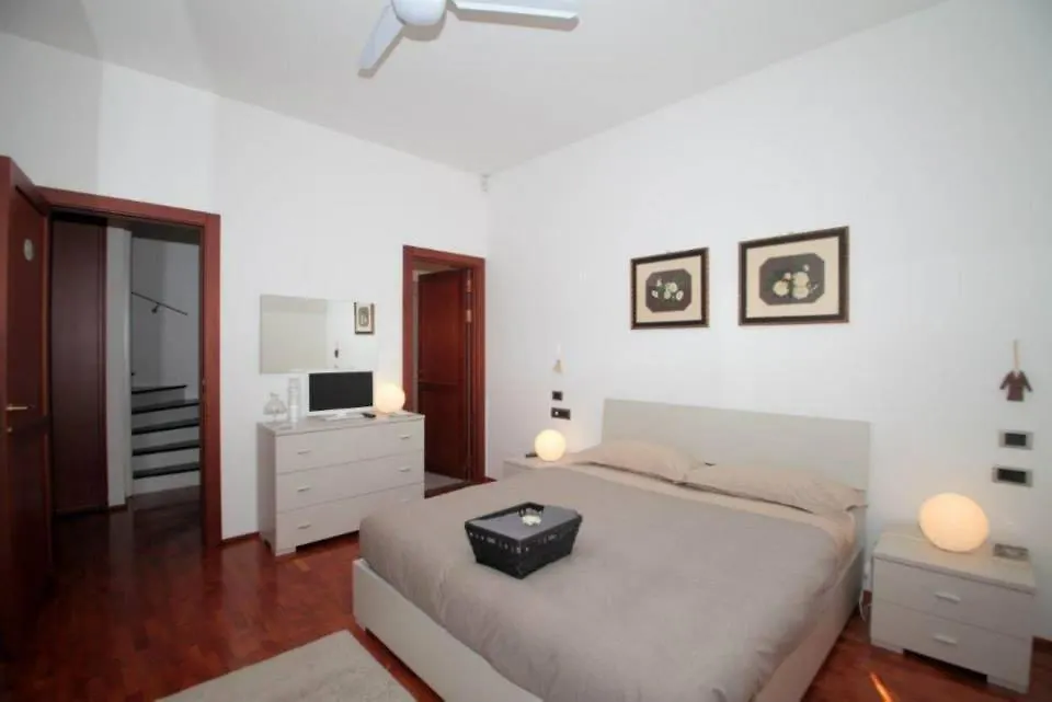 Casa Ceruti Bed and Breakfast Villa Guardia 0*,  Italië