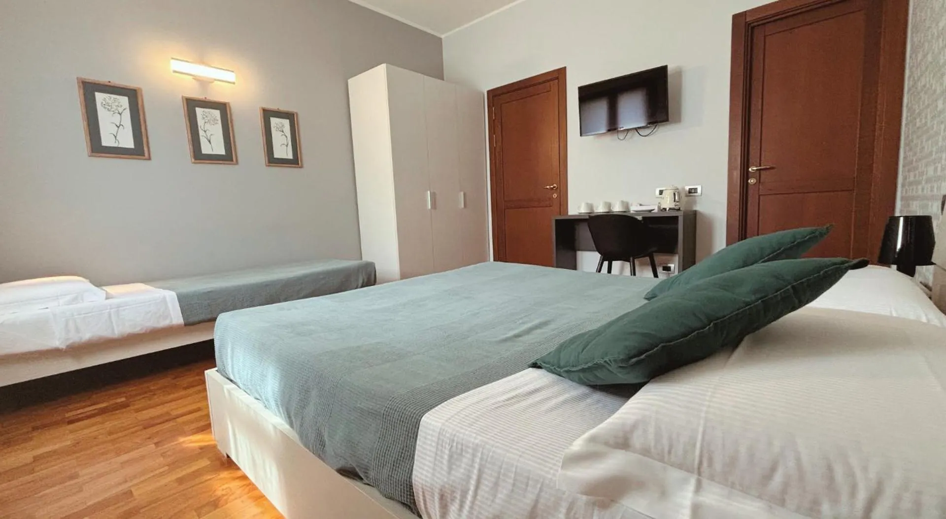 Casa Ceruti Bed and Breakfast Villa Guardia 0*,  Italië
